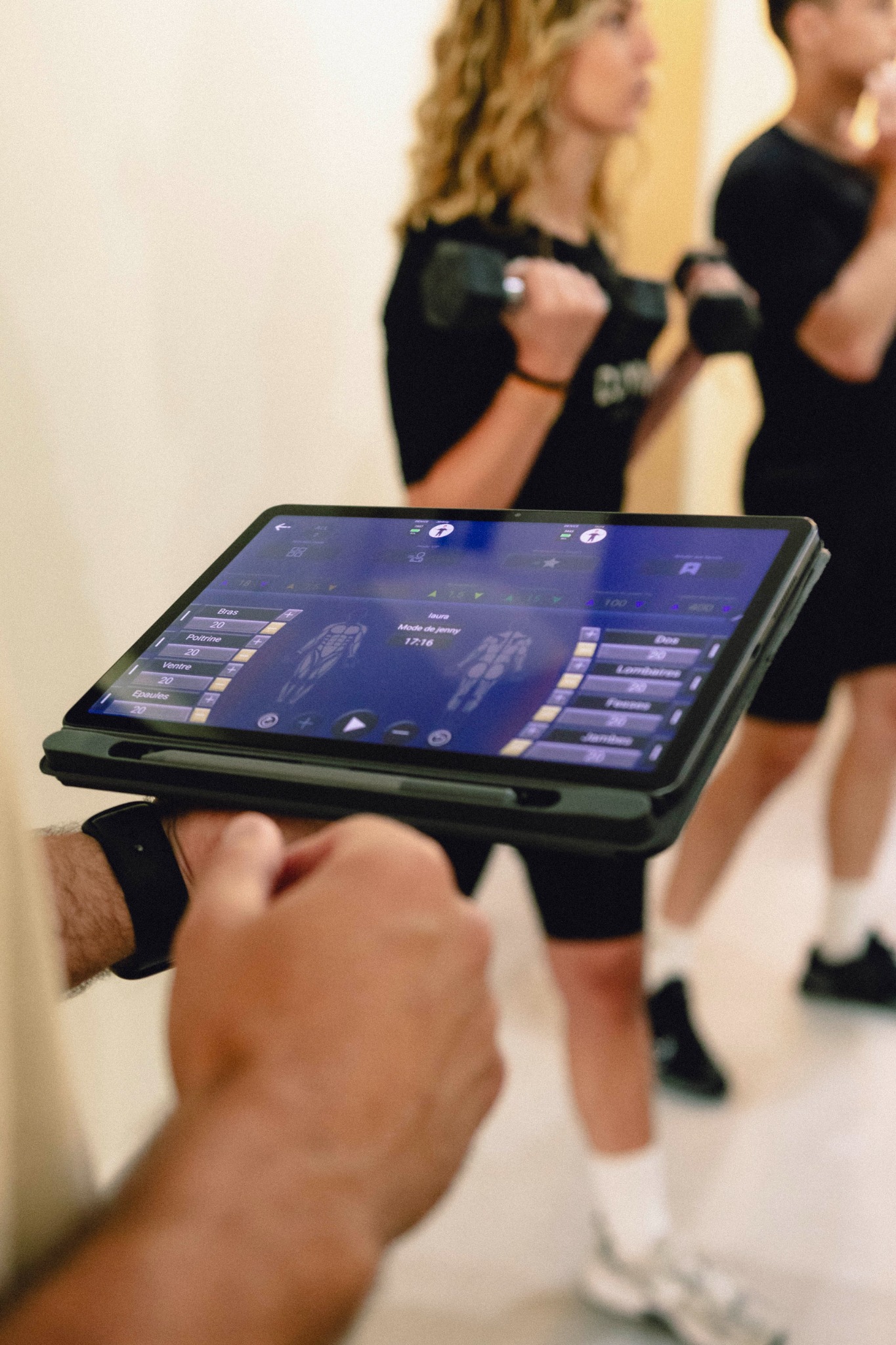 Séance EMS avec combinaison d’électrostimulation chez DJYM FIT